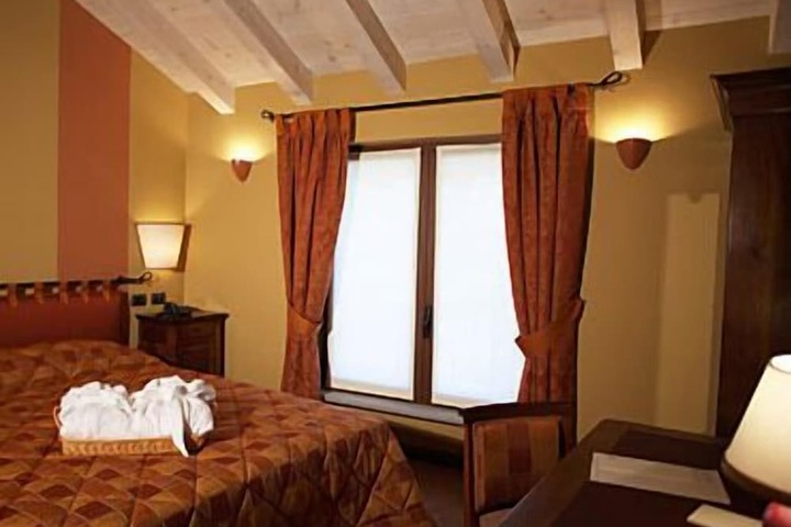 Room 9 of 35