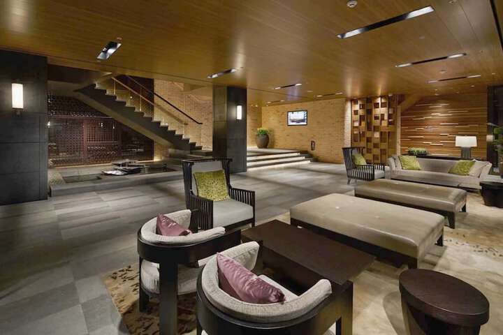 Entrance & Lobby