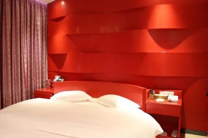 Room 4 of 16