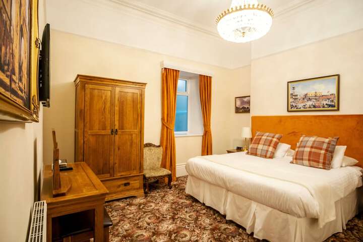 Room 32 of 102