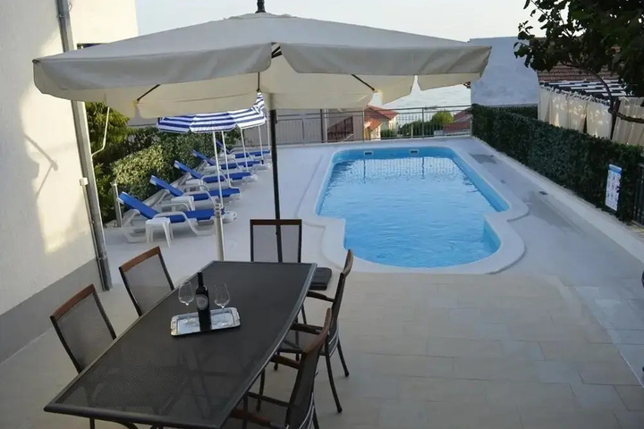 Pool 10 of 15