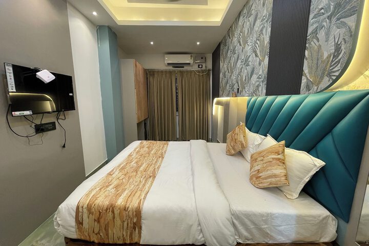 Room 8 of 12