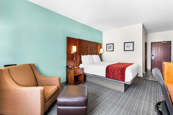 1 Queen Bed Accessible (11 of 12)