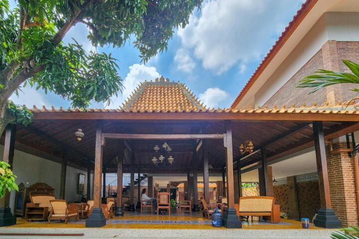 RedDoorz near Stasiun Sragen