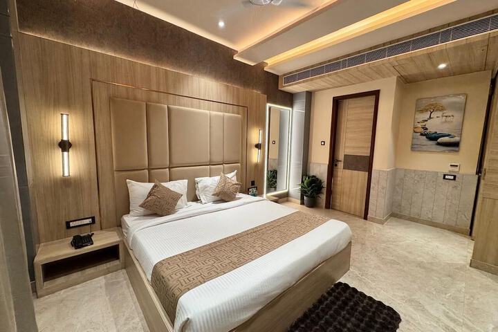 Room 4 of 6
