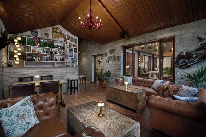 Lounge 52 of 62