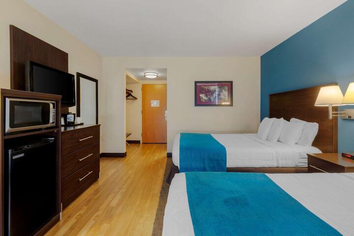 1 Queen Bed (1 of 3)