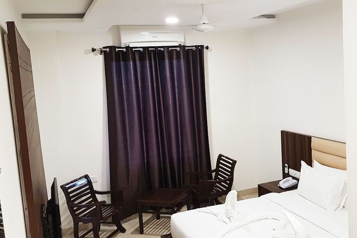 Room 7 of 8