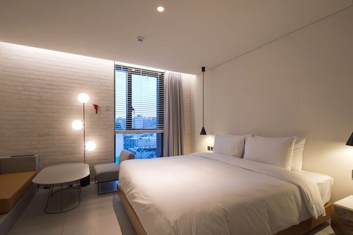 Room 4 of 11