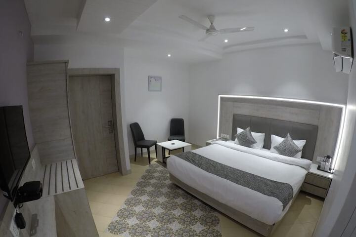 Room 13 of 24