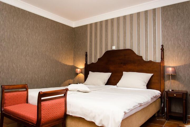 Room 16 of 36