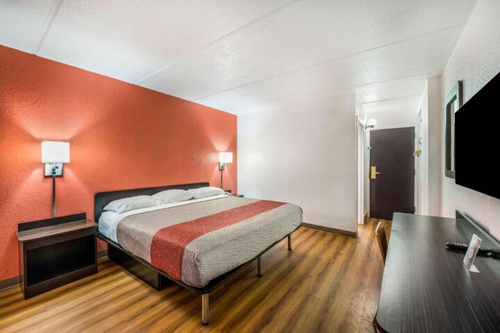 1 King Bed (6 of 14)