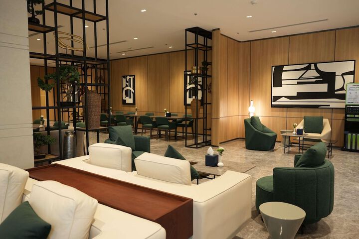Lounge 56 of 79