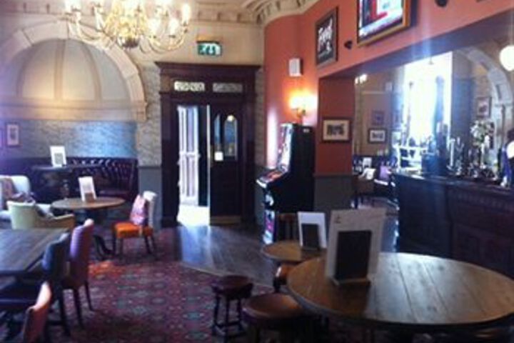 Lounge 7 of 8