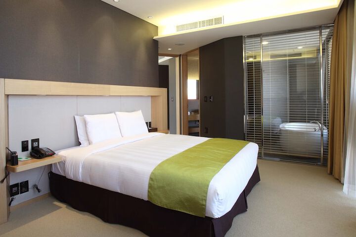 Room 12 of 112