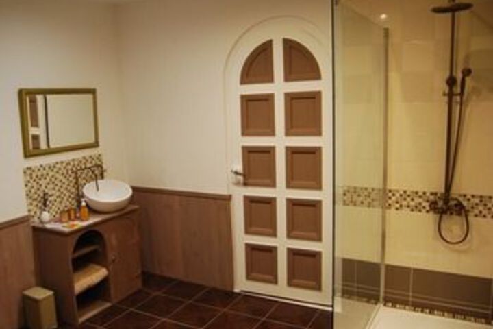 Room 6 of 9