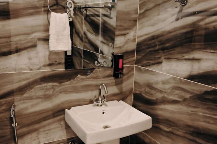 Room 9 of 32