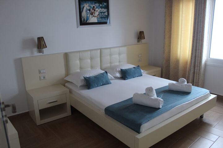 Room 4 of 100