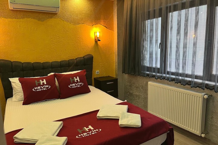 Room 10 of 18