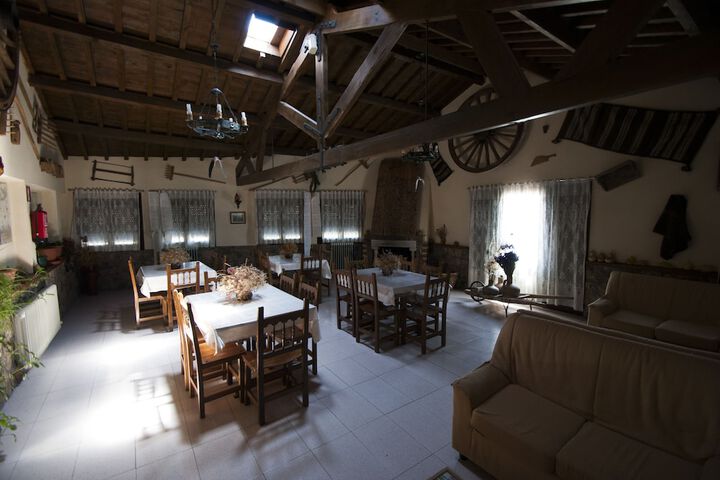 Ballroom/Hall 16 of 19