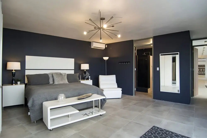 Room 4 of 17