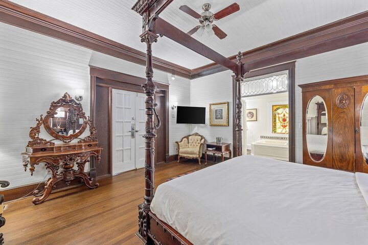 1 King Bed (6 of 8)