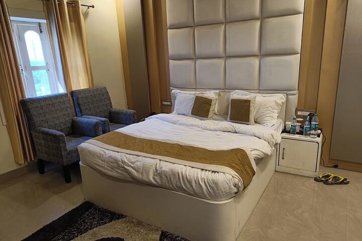 Room 4 of 14