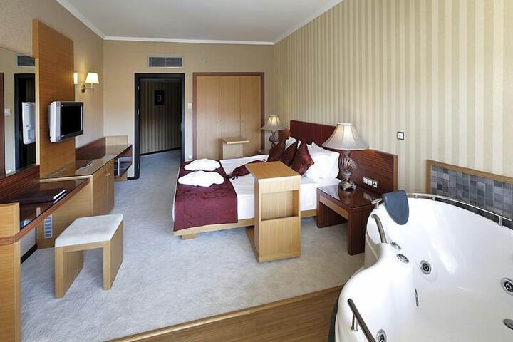 Room 6 of 225