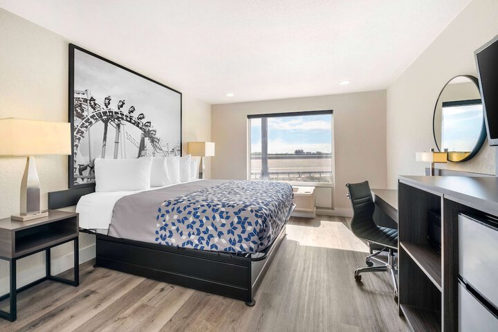 1 King Bed Accessible (4 of 9)
