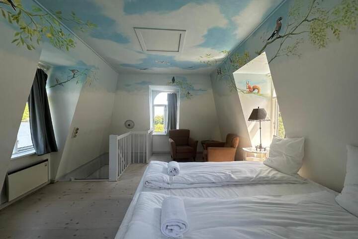 Room 9 of 77