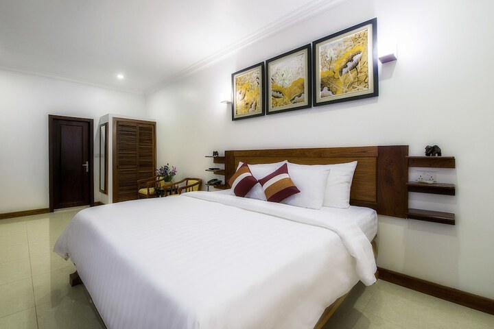 Room 4 of 18