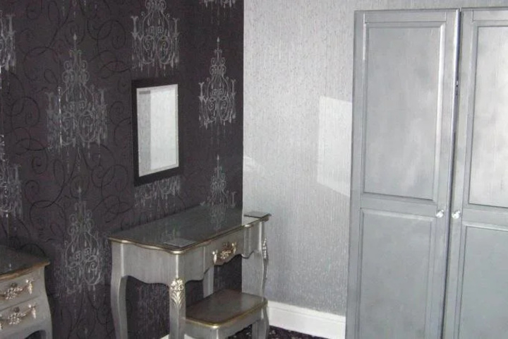Room 9 of 14