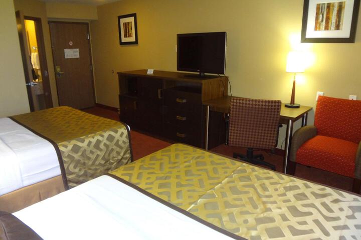 2 Queen Beds (2 of 8)