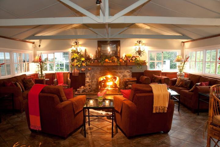Lounge 83 of 134