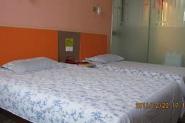 Room 9 of 35