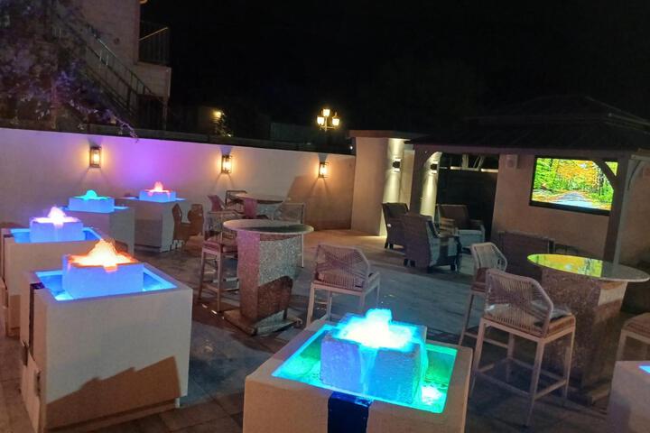Lounge 13 of 20