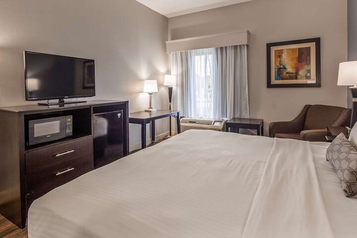 2 Queen Beds Pillowtop Bed High Speed Internet Accessible Refrigerator, Coffee Maker Iron and Ironing Board Full Breakfast (6 of 10)