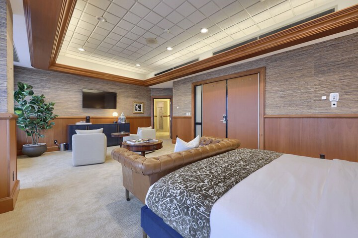 Room 27 of 81