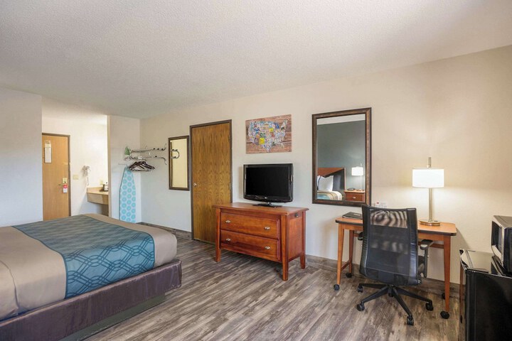 1 King Bed (8 of 8)