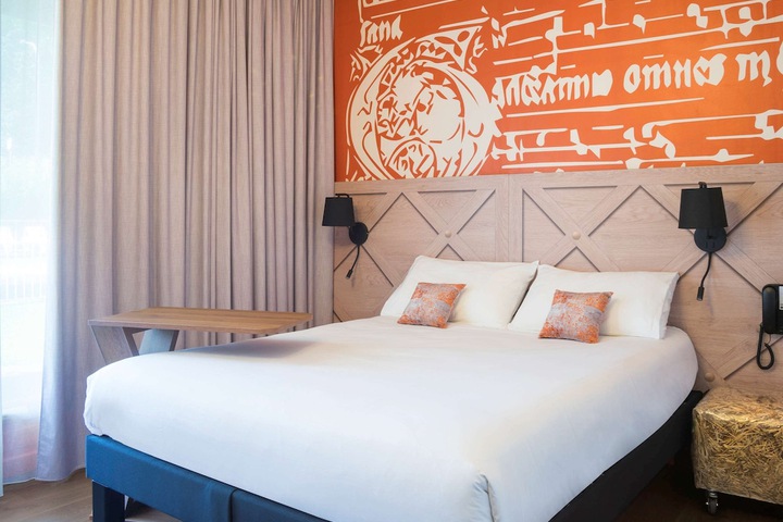 Room 5 of 82