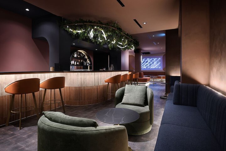 Lounge 8 of 14