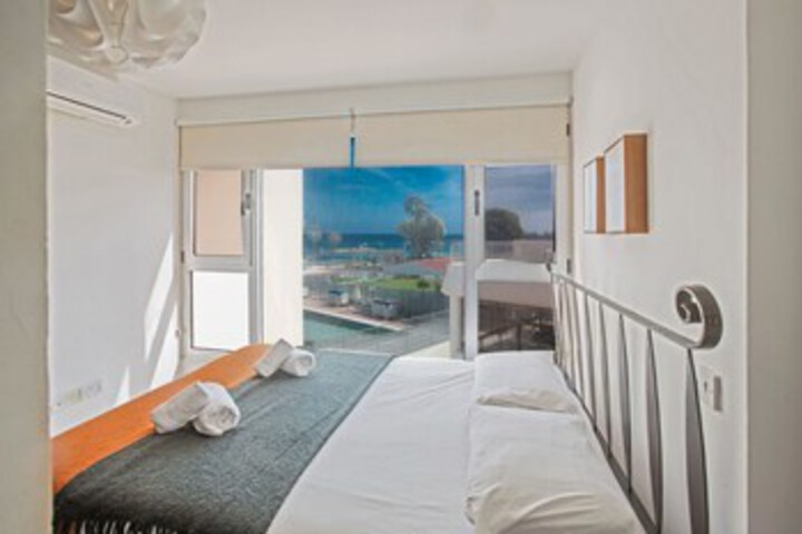 Room 8 of 11