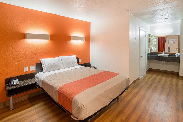1 Queen Bed (10 of 11)