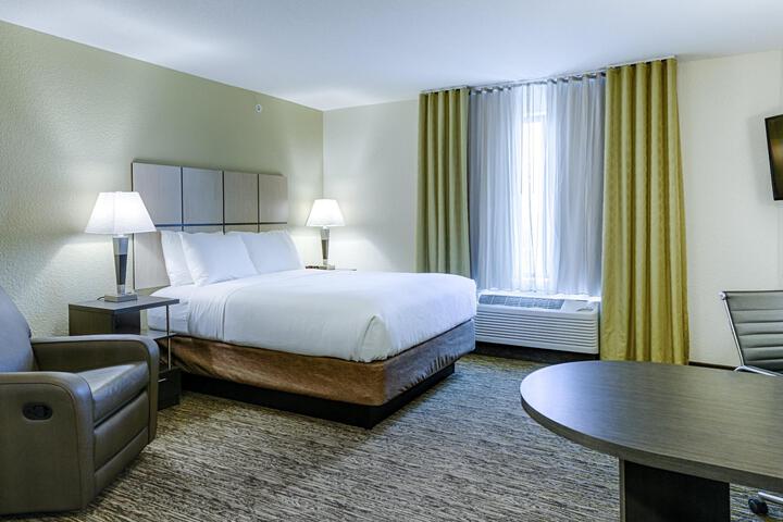 Studio Suite Queen Bed (3 of 12)