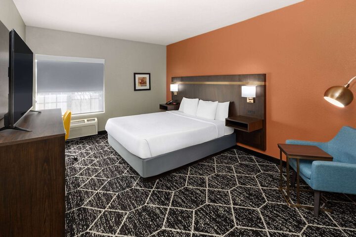1 King Bed Deluxe Mobility Accessible (15 of 15)