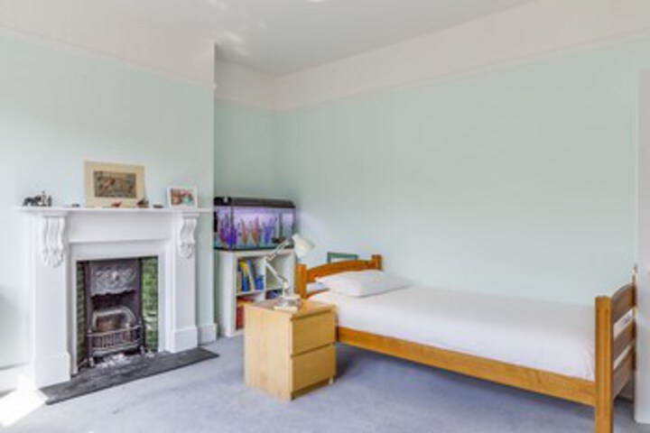 Room 25 of 38