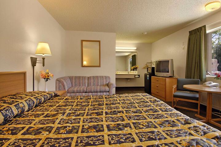 1 Queen Bed (6 of 13)