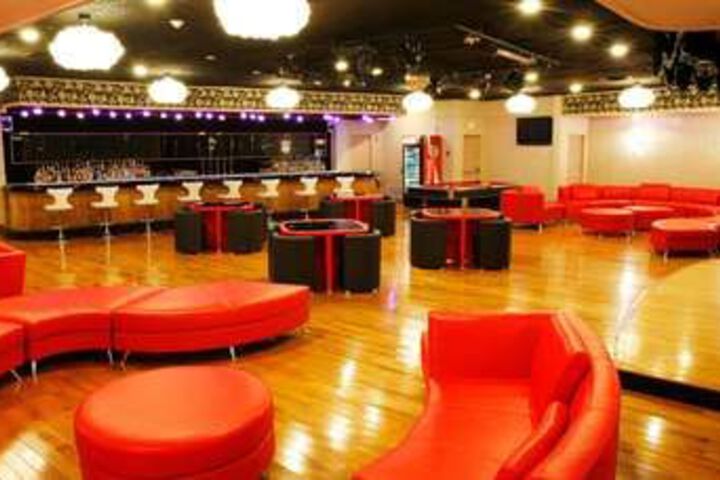 Lounge 40 of 77