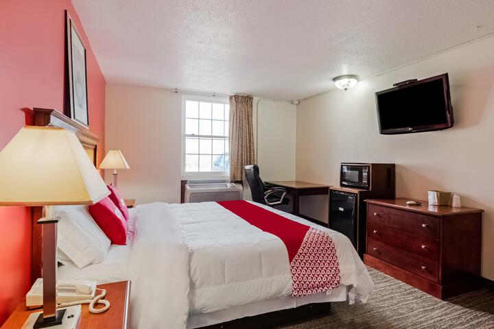 1 King Bed (8 of 10)