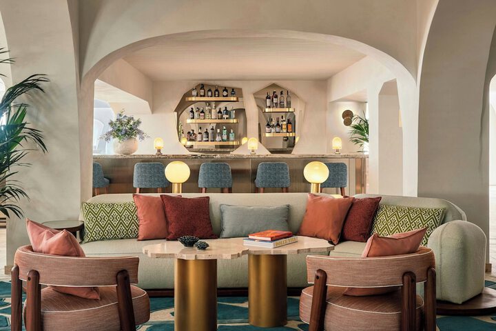 Lounge 121 of 131